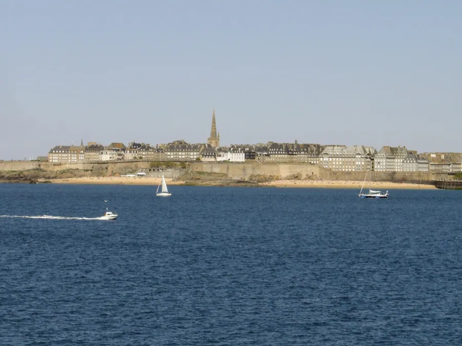 Saint-Malo intra-muros vu de la mer