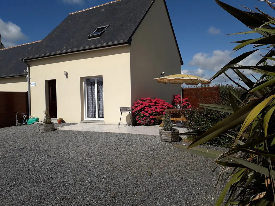 La façade du gîte et sa terrasse fleurie