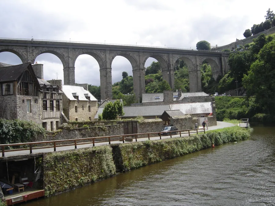 Le viaduc et le port de Dinan